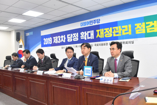 구윤철 기획재정부 2차관(사진 오른쪽에서 두번째)이 7일 여의도 국회에서 열린 '2019년 제3차 당정 확대 재정관리점검회의'에 참석, 모두발언을 하고 있다.(사진=기획재정부)